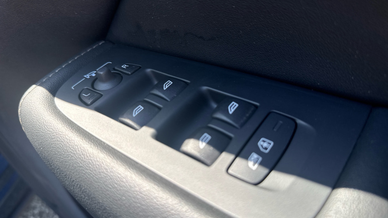 Volvo XC60 2.0 T8 [455] RC PHEV Ultimate Dark 5dr AWD Gtron Estate